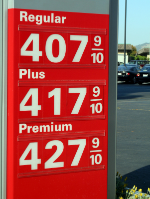Letrero que muestra precios de la gasolina